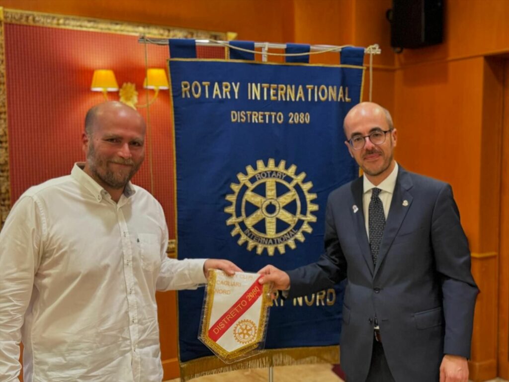 Giancarlo Pilleri consegna il gagliardetto del Rotary Club Cagliari Nord a Luca Lecis